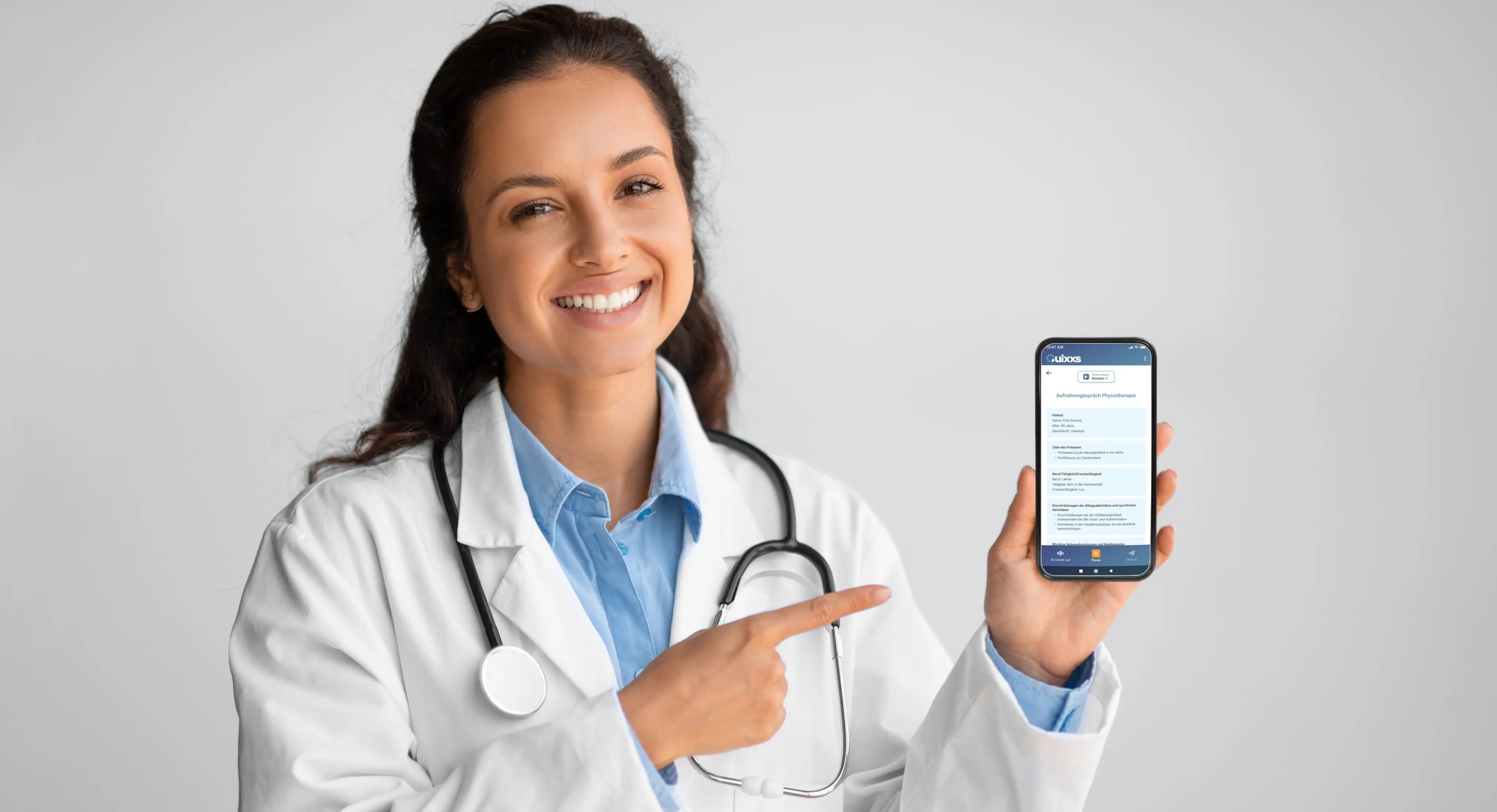 Doctor using QUIXXS app